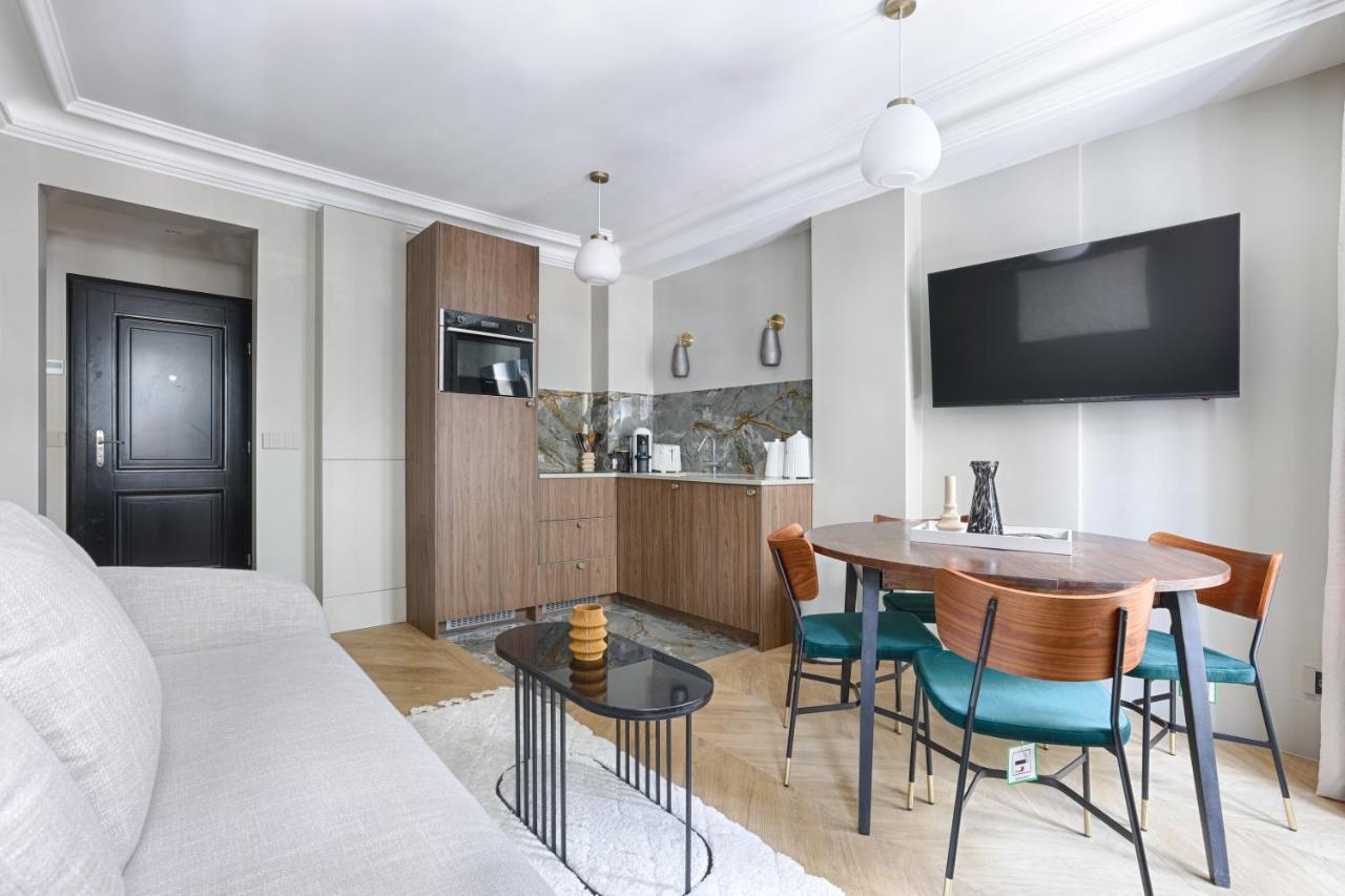 Apartamento Unique Luxury Parisian Flat 2br/6p -champs Elysees Paris