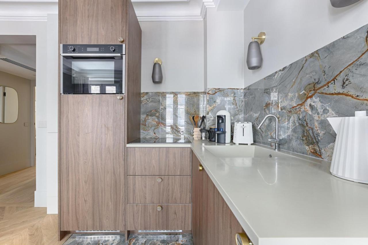 Unique Luxury Parisian Flat 2br/6p -champs Elysees Apartamento *