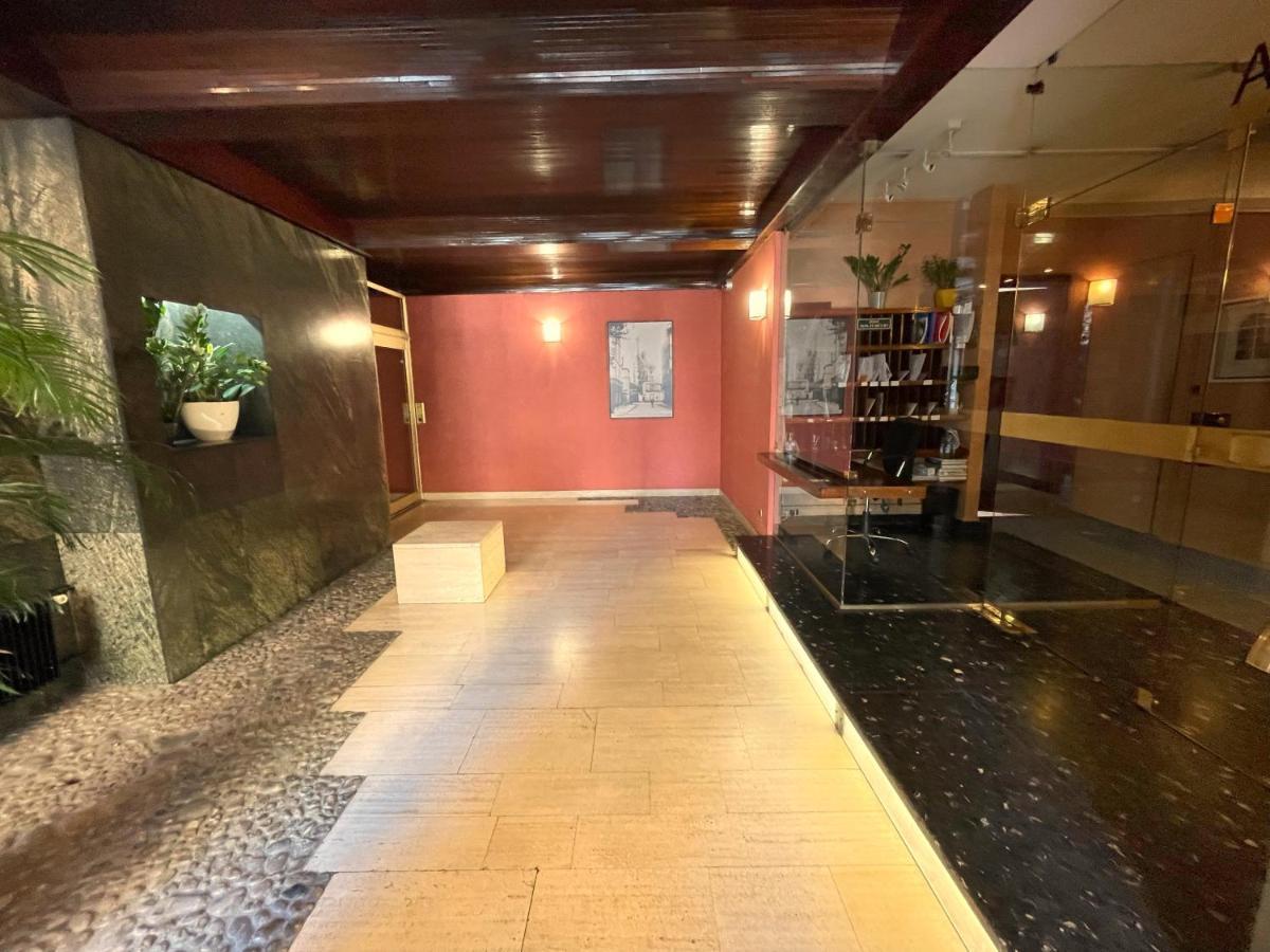 Champs Elysees Et Parc Monceau : Charmant Logement Lumineux