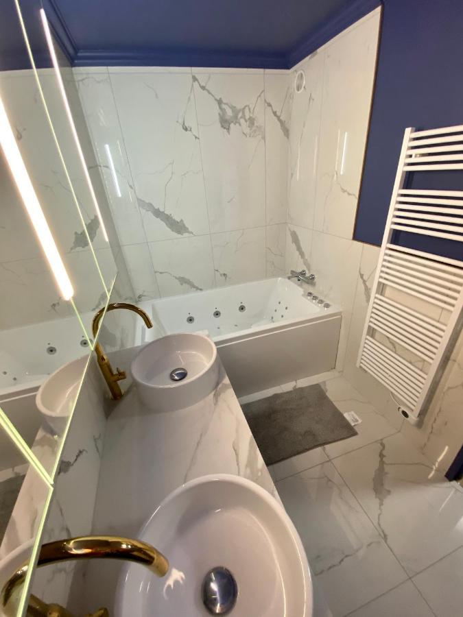 Luxury La Vie En Rose Jacuzzi Terrasse Parking Apartment