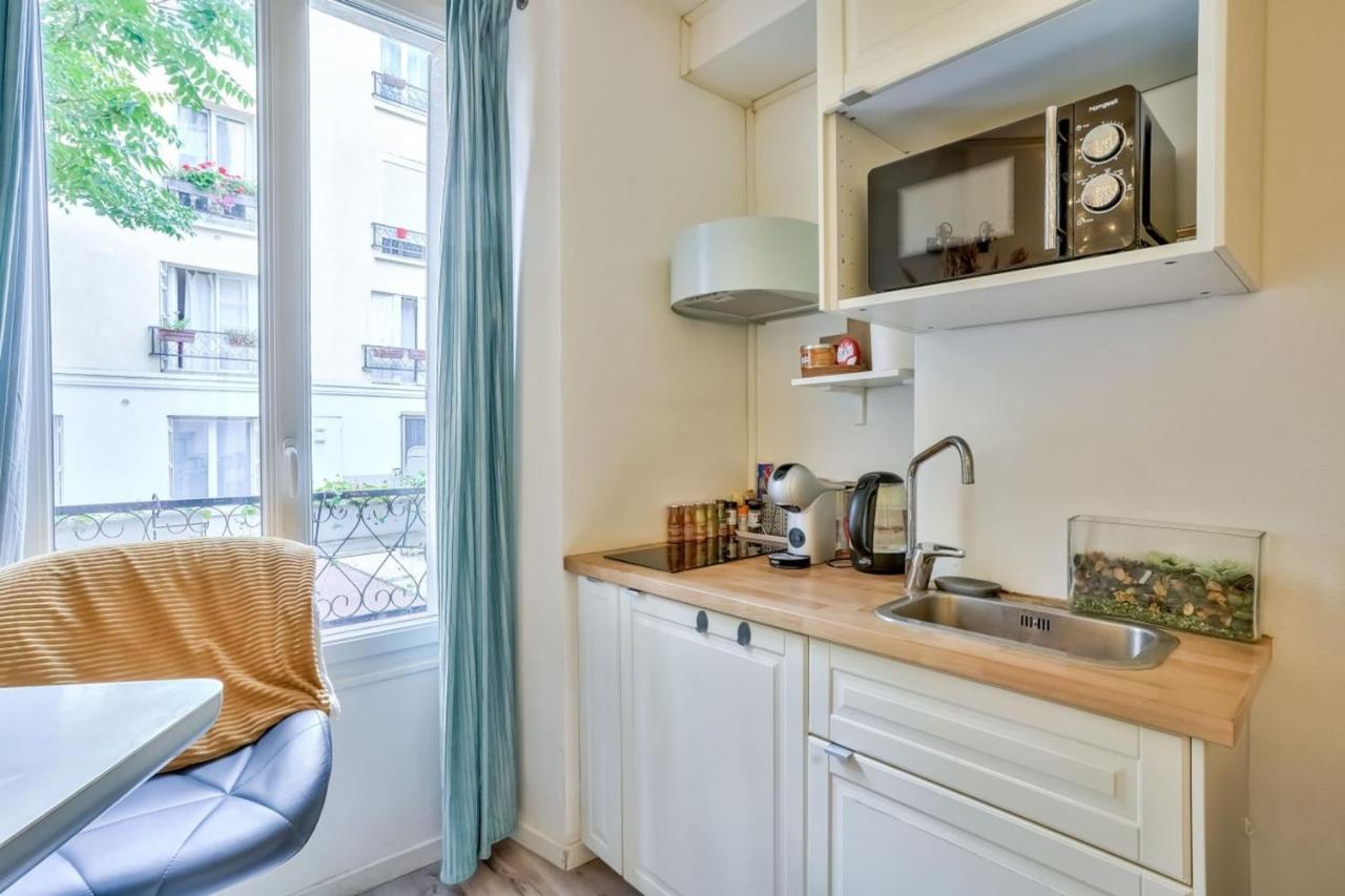 Small Parisian Cocoon Located In The 18th District Apartment