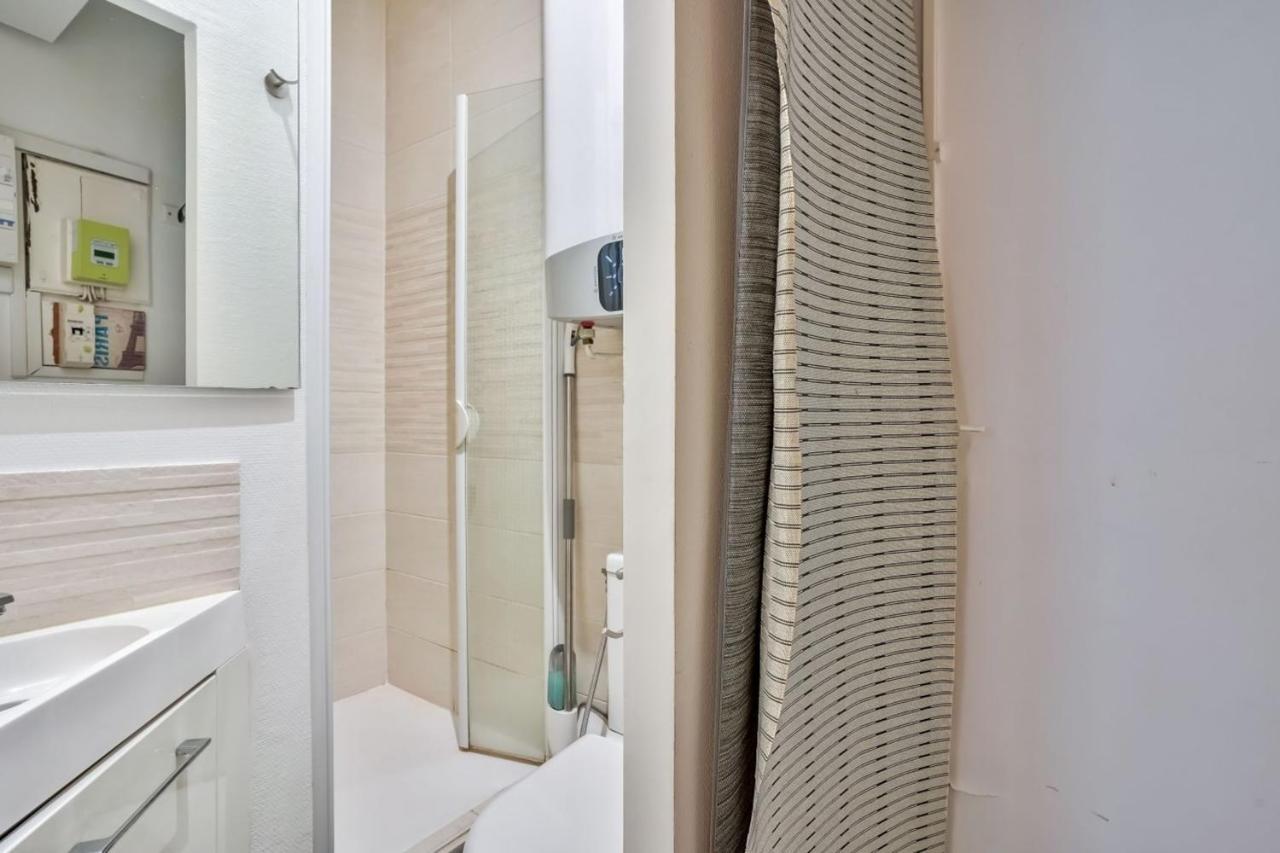 Small Parisian Cocoon Located In The 18th District Apartment