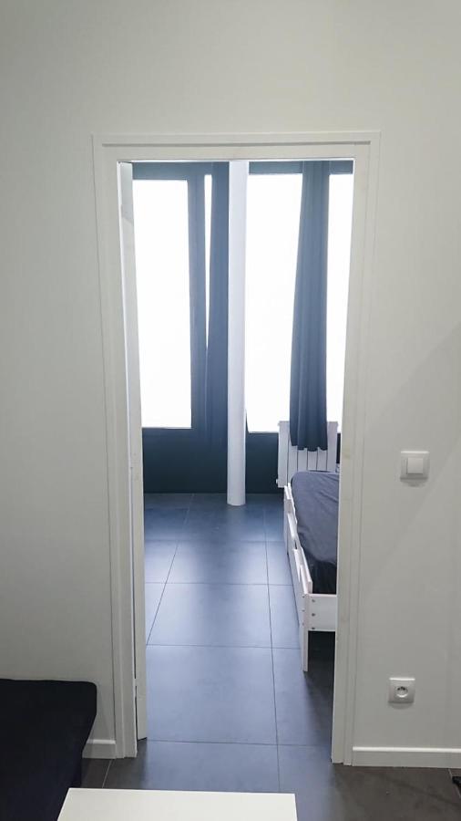 Apartment * Moulin Rouge Getaway * 1br + Desk + Gym Weights *