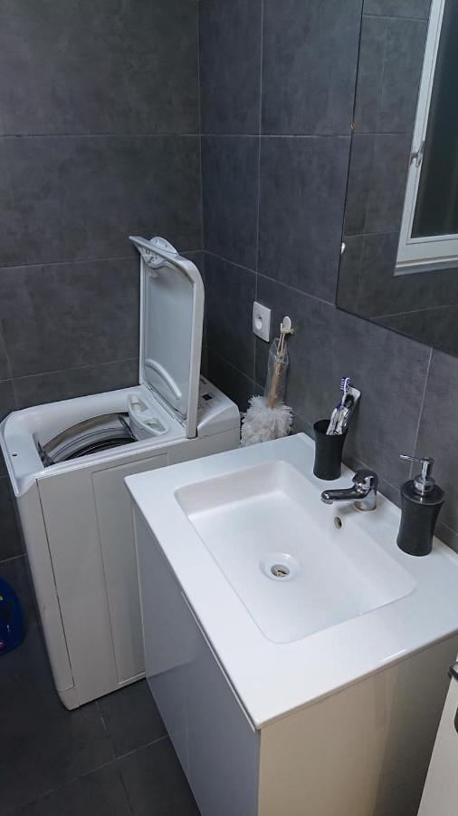 Apartment * Moulin Rouge Getaway * 1br + Desk + Gym Weights *