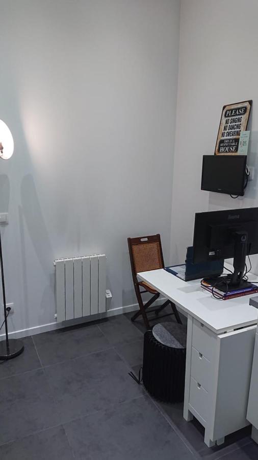 Apartment * Moulin Rouge Getaway * 1br + Desk + Gym Weights