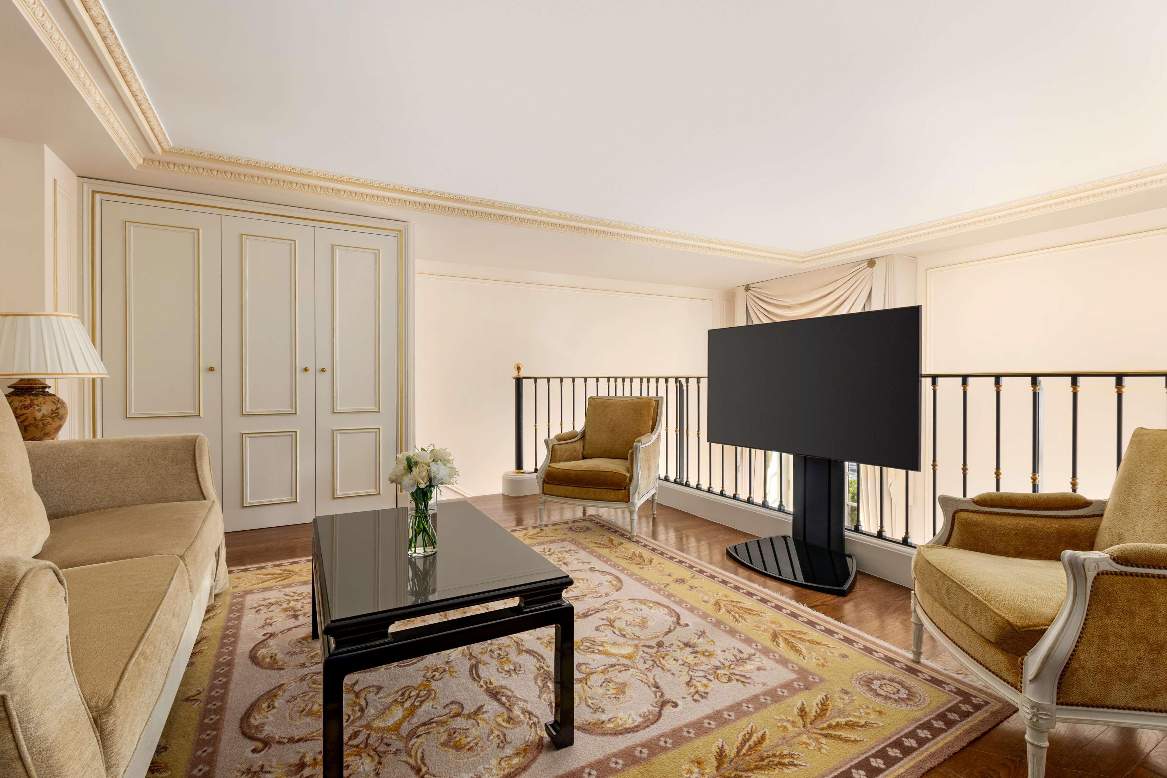 Shangri-la Hotel 5*