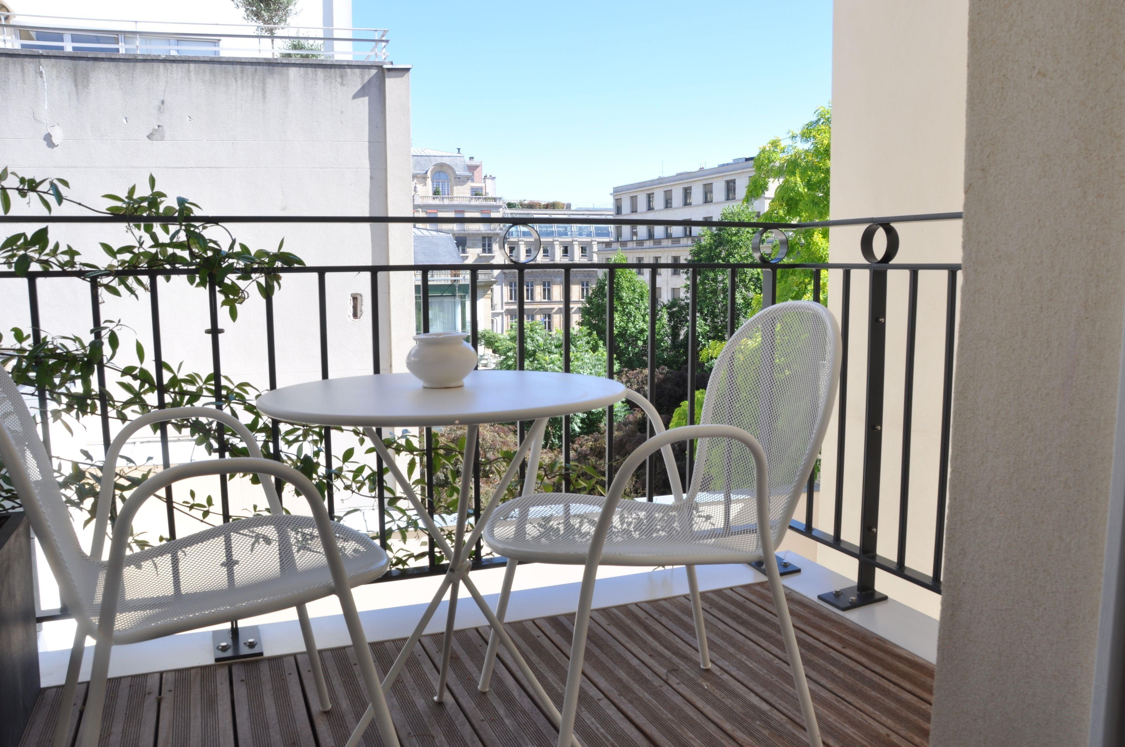 Perpetual Elysee Montaigne Paris