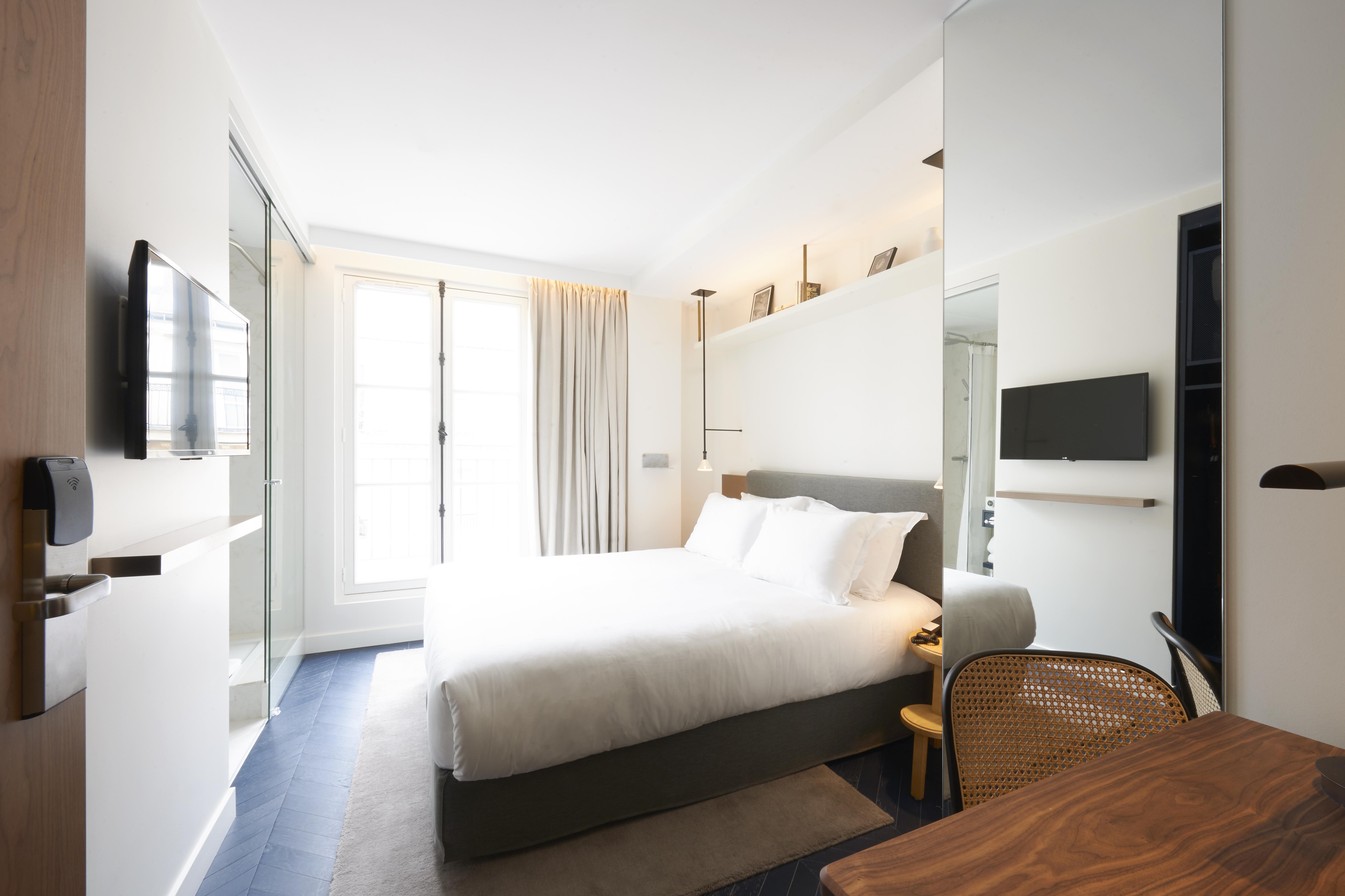 Perpetual Elysee Montaigne Paris