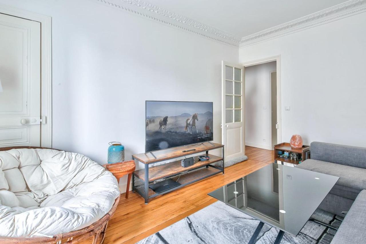 Large Cozy Near Convention Paris