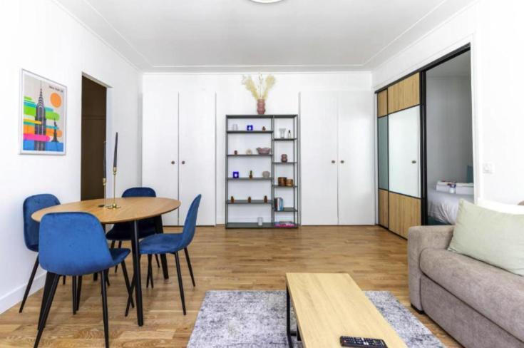 Apartment 26 Montaigne/place De L'alma : Beautiful 4p Paris