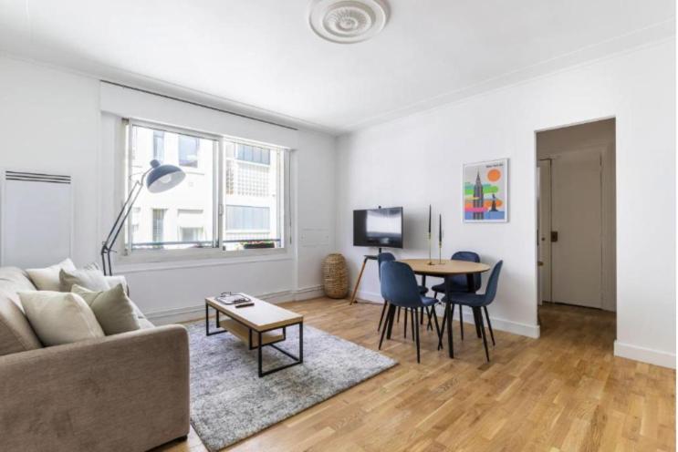 Apartment 26 Montaigne/place De L'alma : Beautiful 4p *