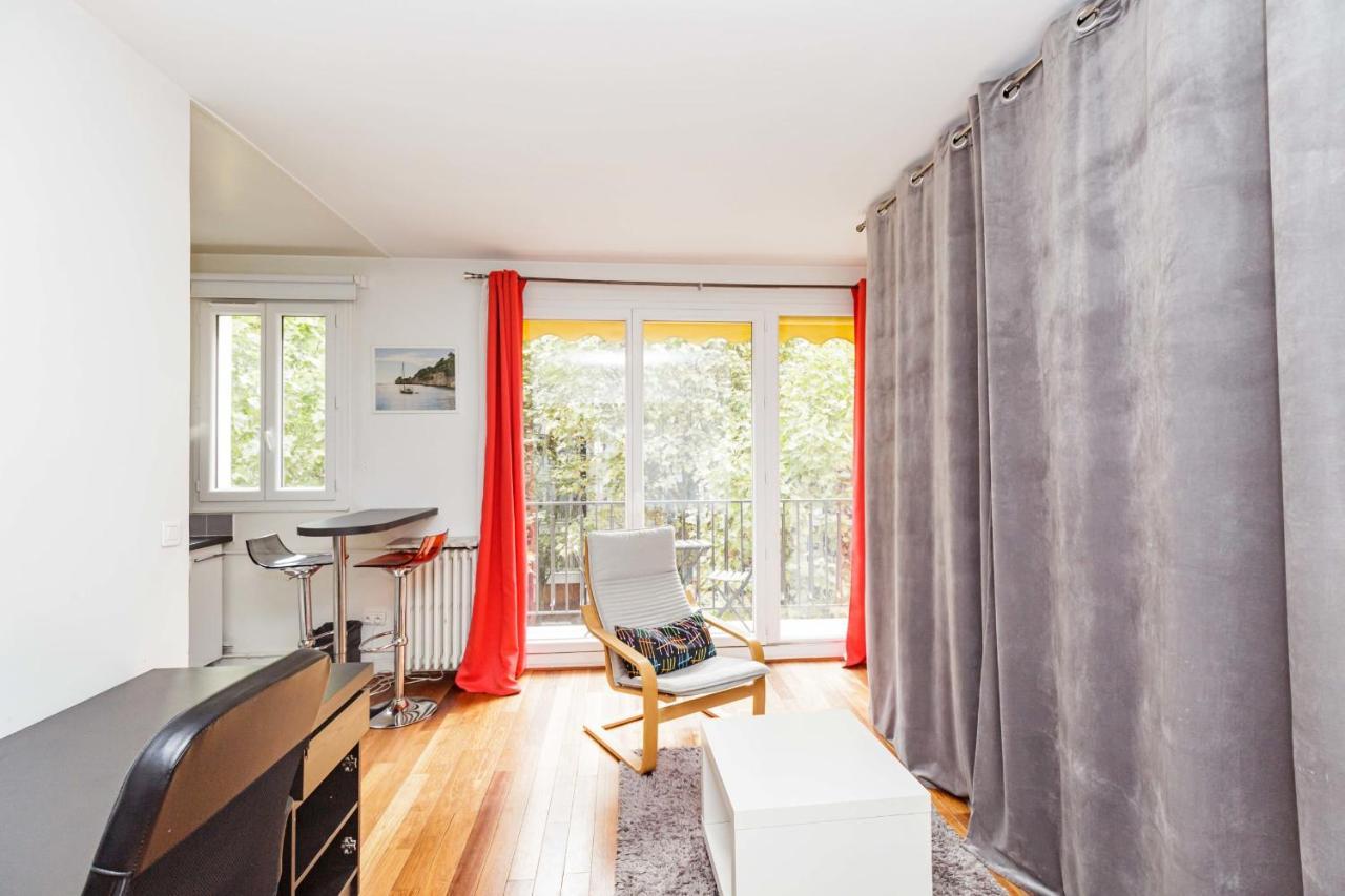 A Cosy Nest With A Balcony Near The Seine Paris
