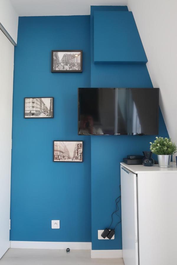 Parisian Cozy Studio: Batignolles Charm Near Landmarks