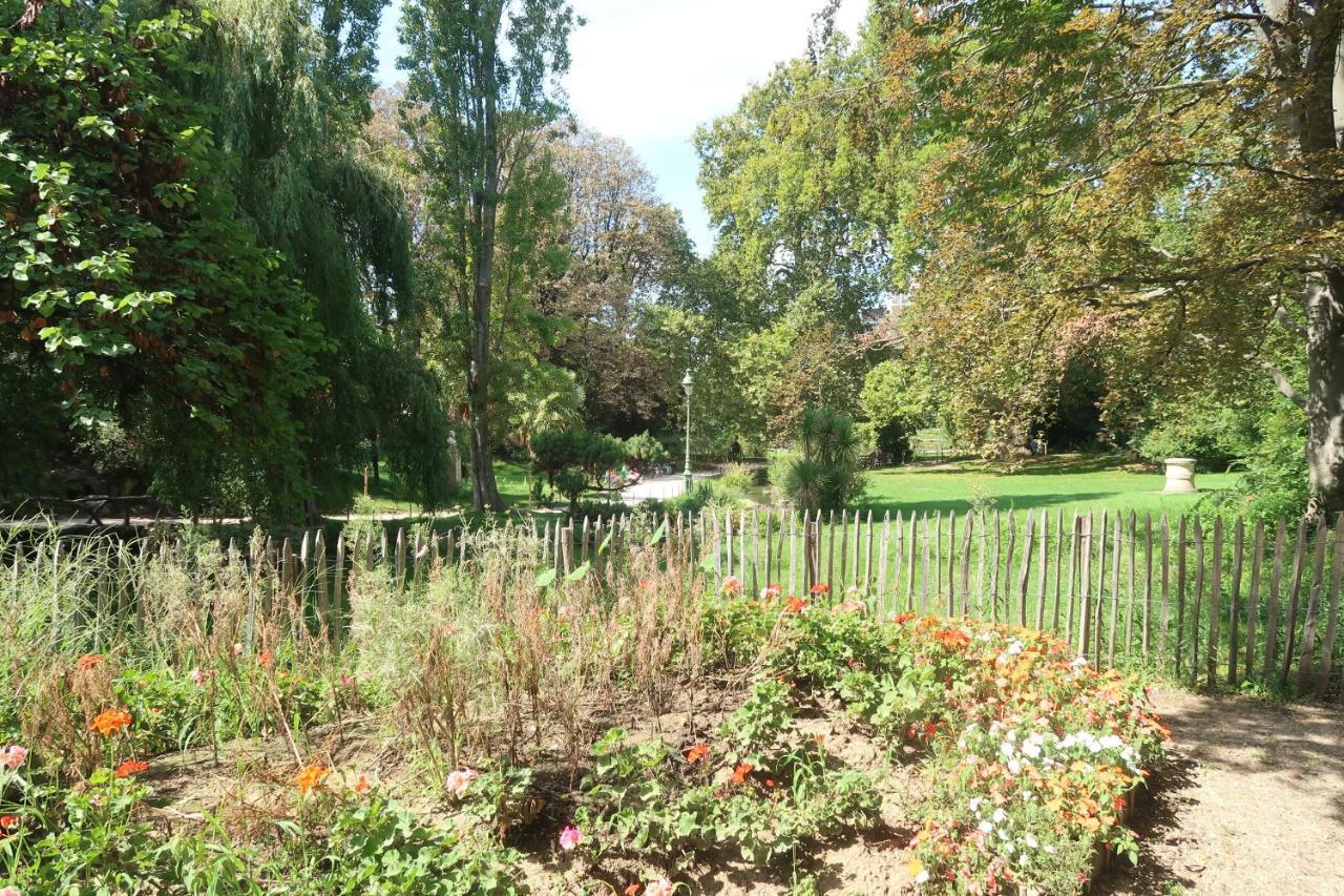 Parisian Cozy Studio: Batignolles Charm Near Landmarks