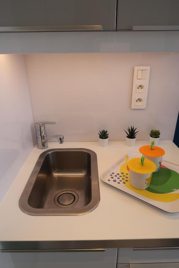 Parisian Cozy Studio: Batignolles Charm Near Landmarks Paris