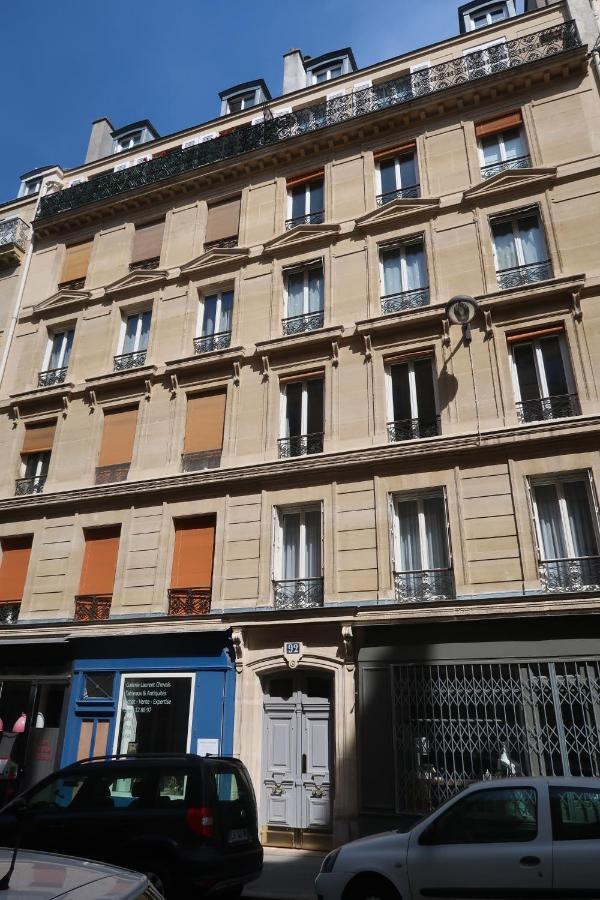 Apartment Parisian Cozy Studio: Batignolles Charm Near Landmarks *