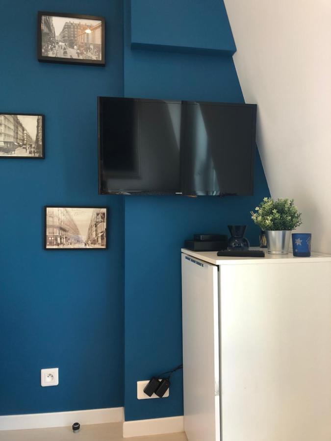 Parisian Cozy Studio: Batignolles Charm Near Landmarks Apartment *