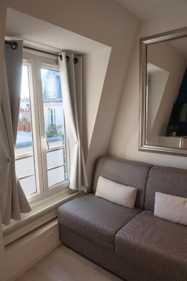 Parisian Cozy Studio: Batignolles Charm Near Landmarks
