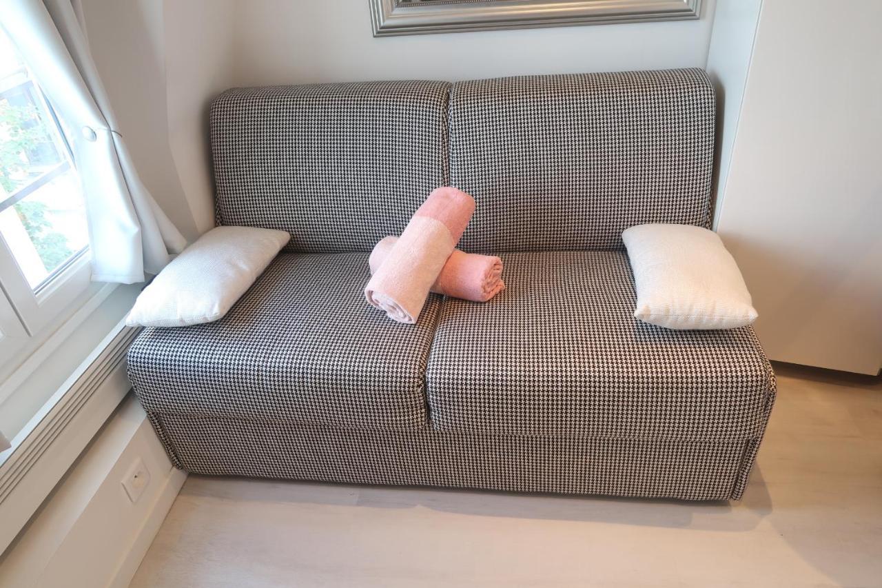 Parisian Cozy Studio: Batignolles Charm Near Landmarks Apartment
