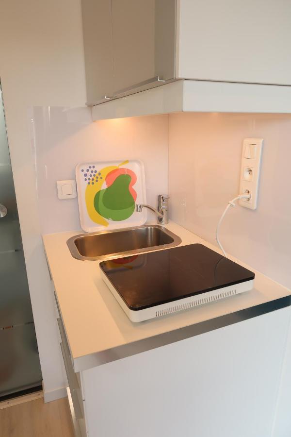 Parisian Cozy Studio: Batignolles Charm Near Landmarks