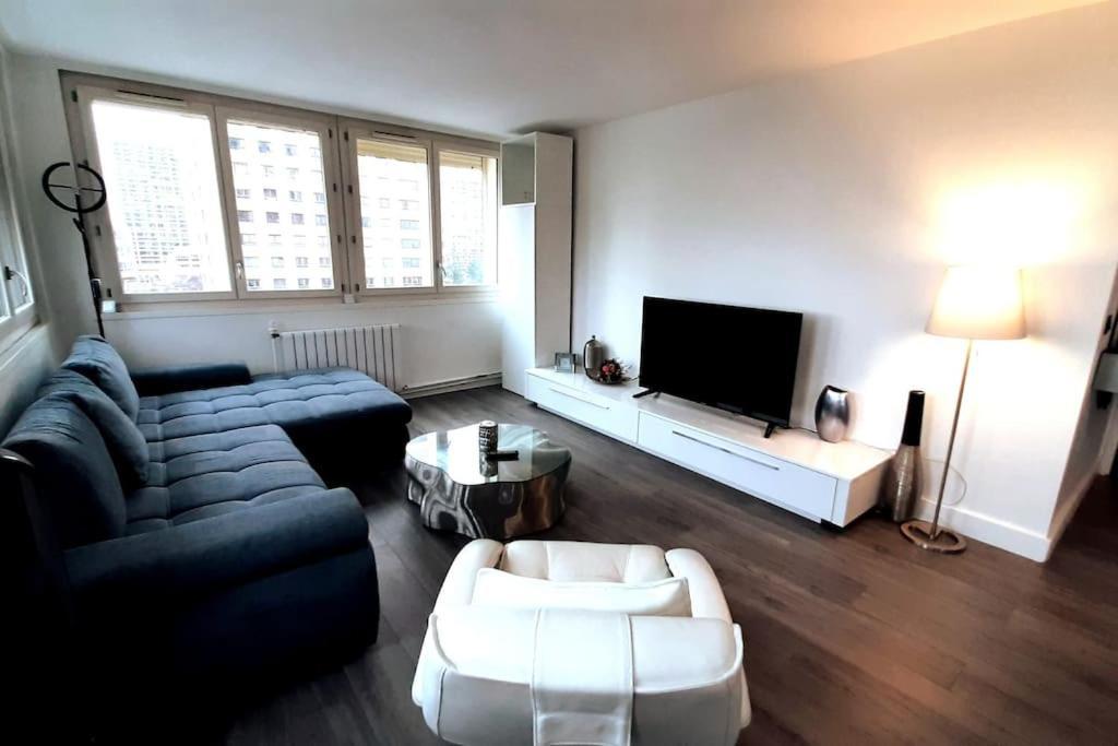 Apartment Spacious In Place Des Fetes *