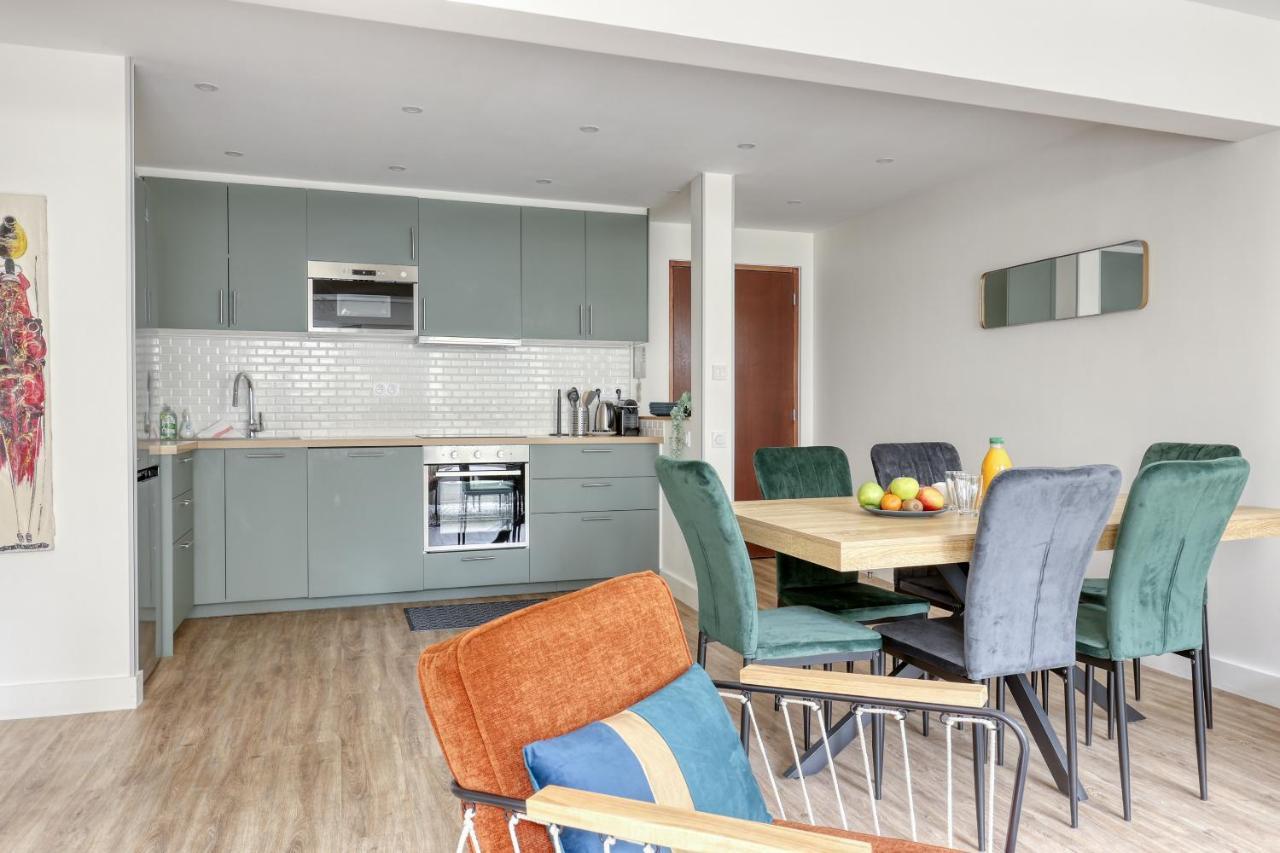 Branded New 4 Bdrs Flat - Huge Terrace - Prime Loc