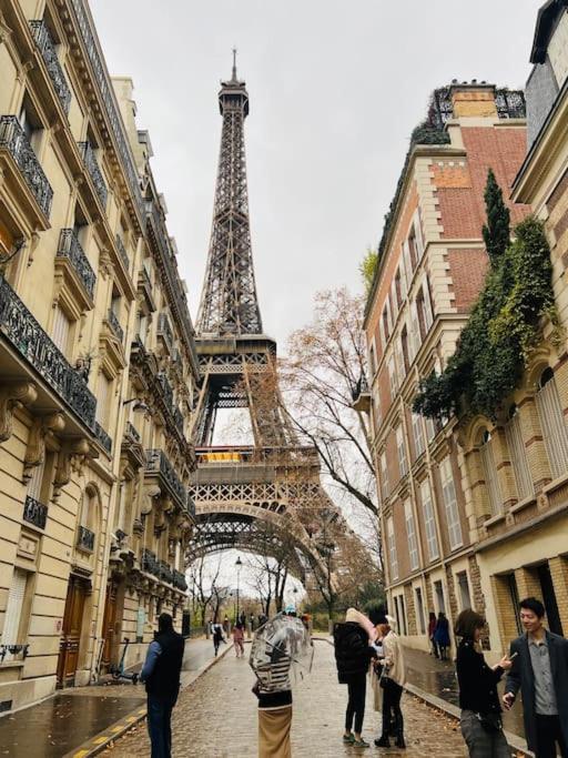 Au Pied De La Tour Eiffel *