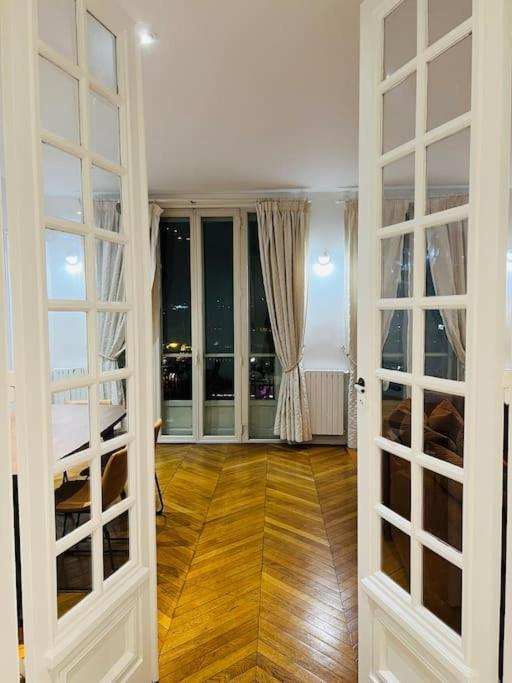Apartment Au Pied De La Tour Eiffel Paris