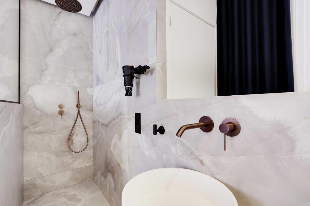 Couples Getaway Unit With Jacuzzi - Center * Paris