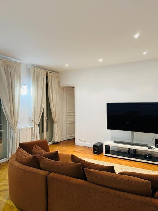 Apartment Au Pied De La Tour Eiffel Paris