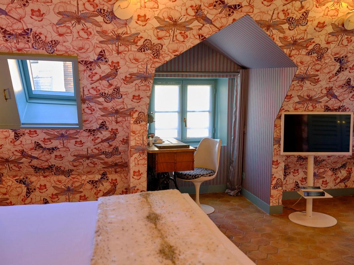 Du Petit Moulin, Haute Couture By Lacroix Hotel Paris