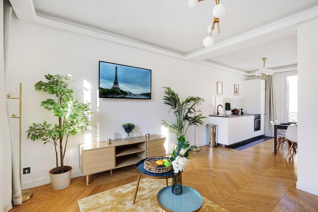Chic And Cozy In The Heart Of Apartment Paris
