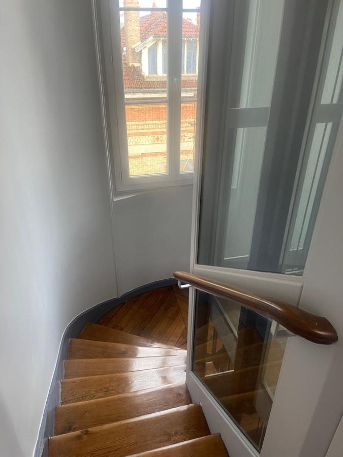 Centre Dernier Etage Vue Ascenseur *