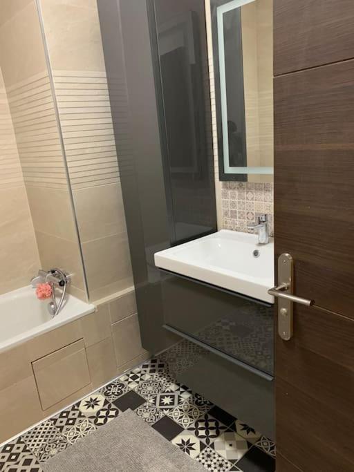 Apartment In The Heart Of The Champs Elysees With Balcony
