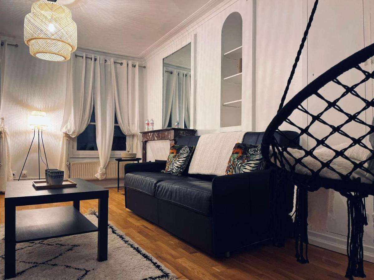 Chic On The Famous Shopping Rue Du Faubourg Saint-honore Street Paris