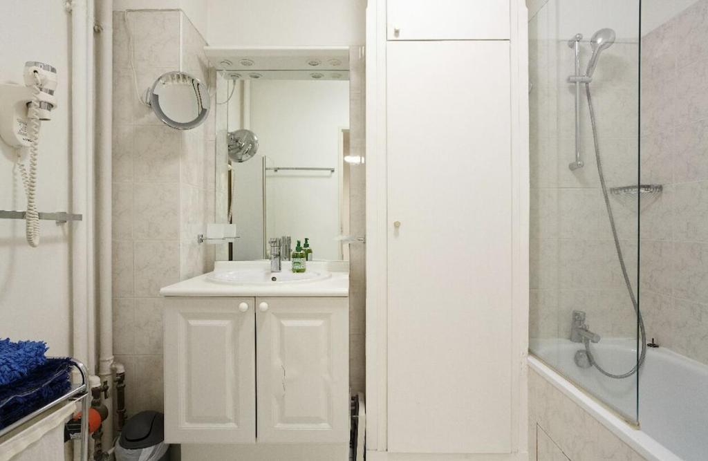 The Atrium: Luxe Parisian Retreat Near Eiffel Tower Apartment Paris