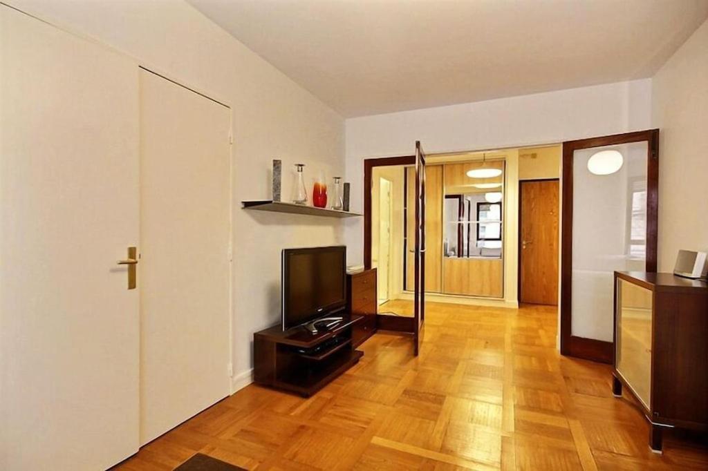 The Atrium: Luxe Parisian Retreat Near Eiffel Tower Paris