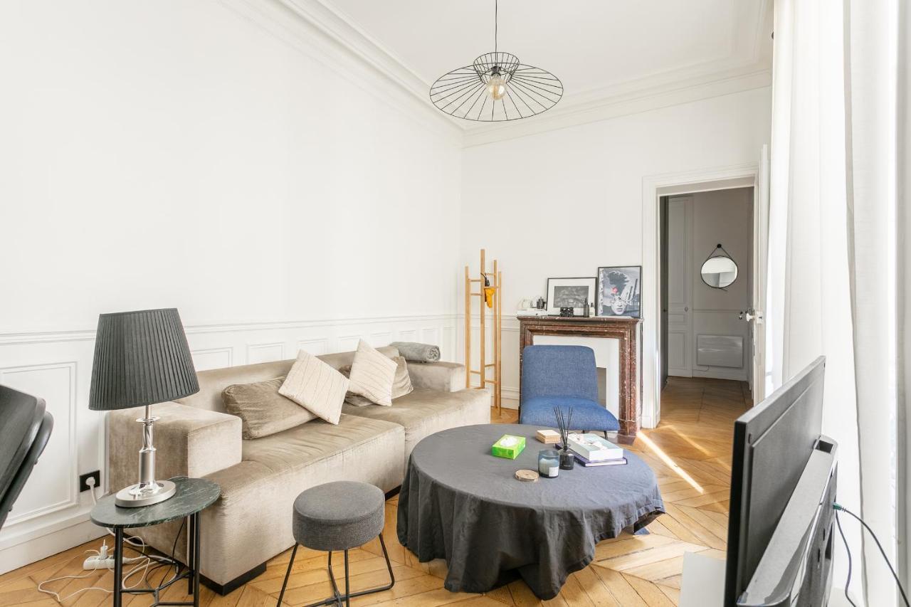 80m2 Derriere Avenue Montaigne 8eme Paris