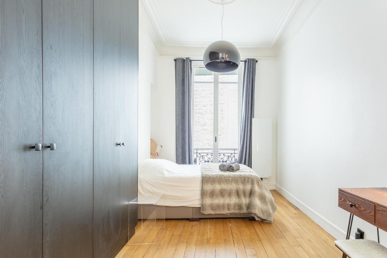 80m2 Derriere Avenue Montaigne 8eme * Paris