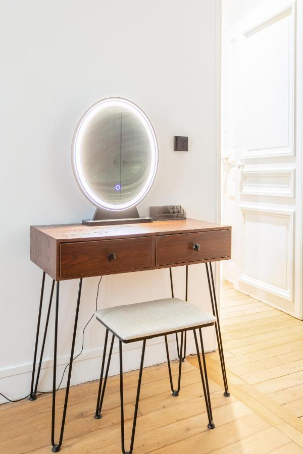 80m2 Derriere Avenue Montaigne 8eme * Paris