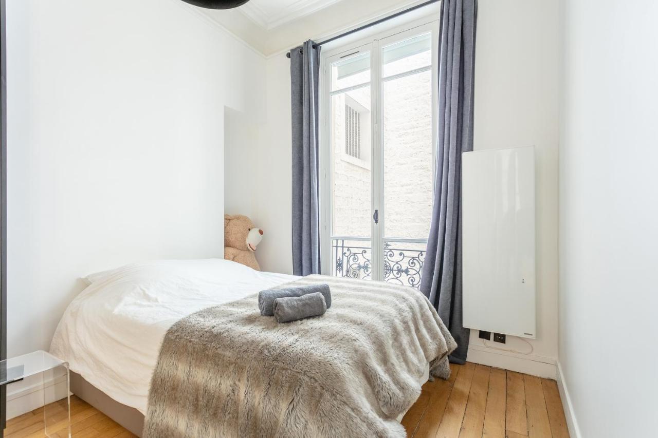 80m2 Derriere Avenue Montaigne 8eme Paris