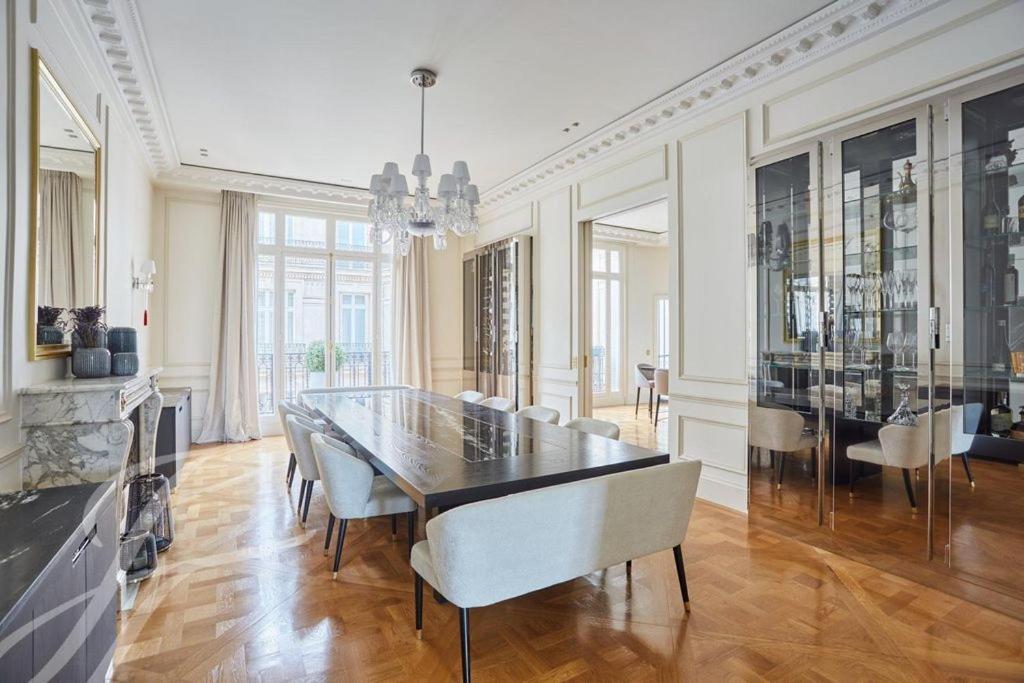Luxury Eiffel Tower In Apartment Paris