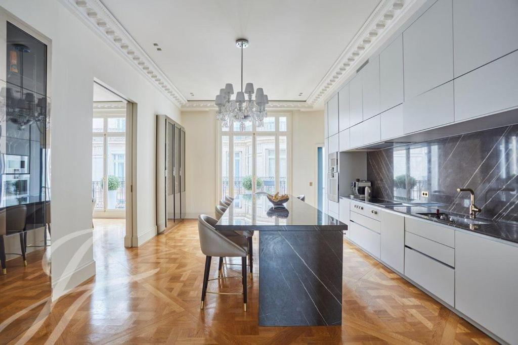 Luxury Eiffel Tower In Apartment