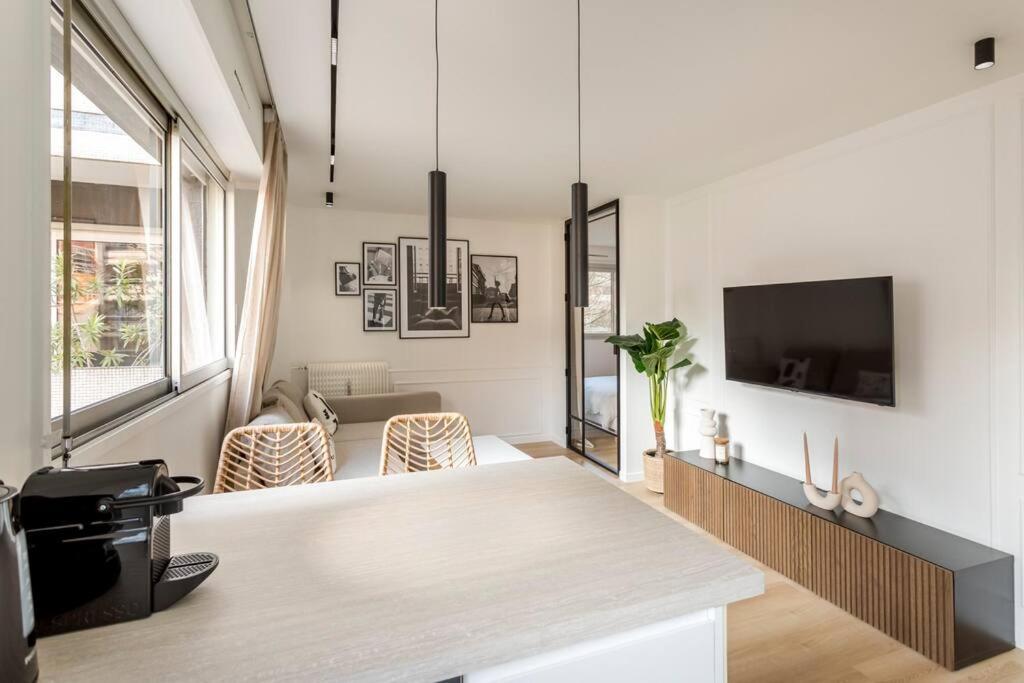 Luxurious 3 Min Walk From Eiffel Tower *