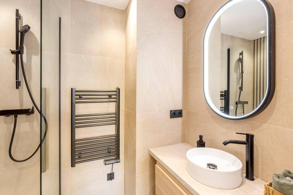 Luxurious 3 Min Walk From Eiffel Tower *