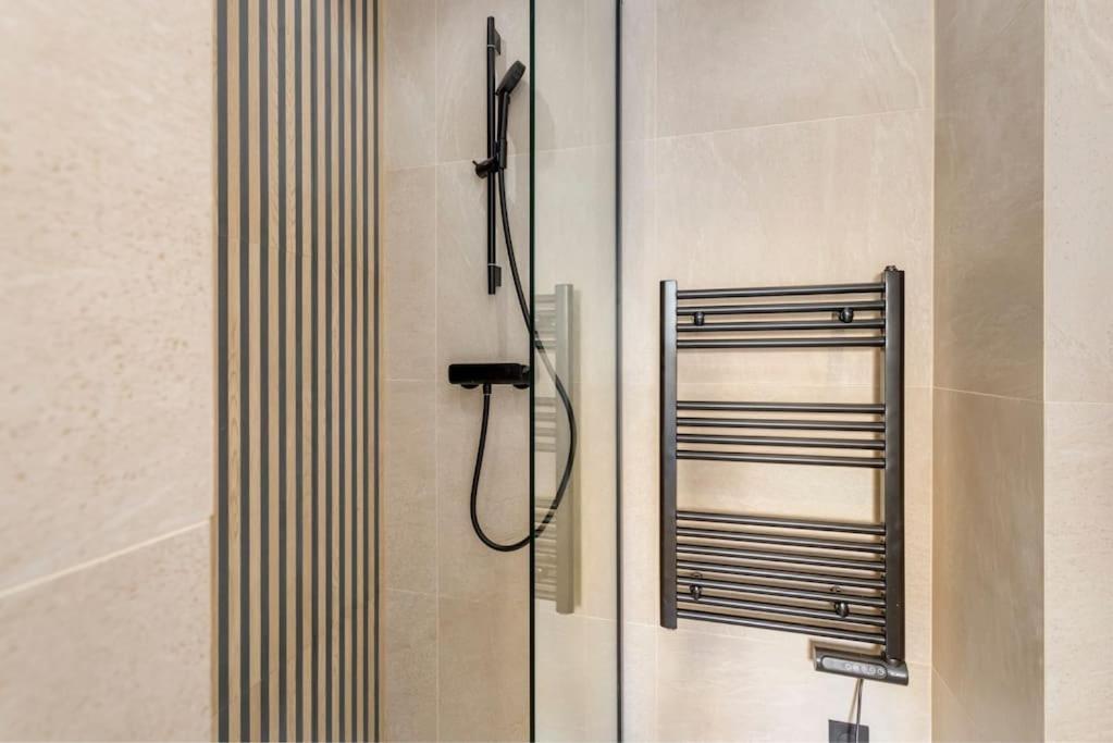 Luxurious 3 Min Walk From Eiffel Tower Apartment *