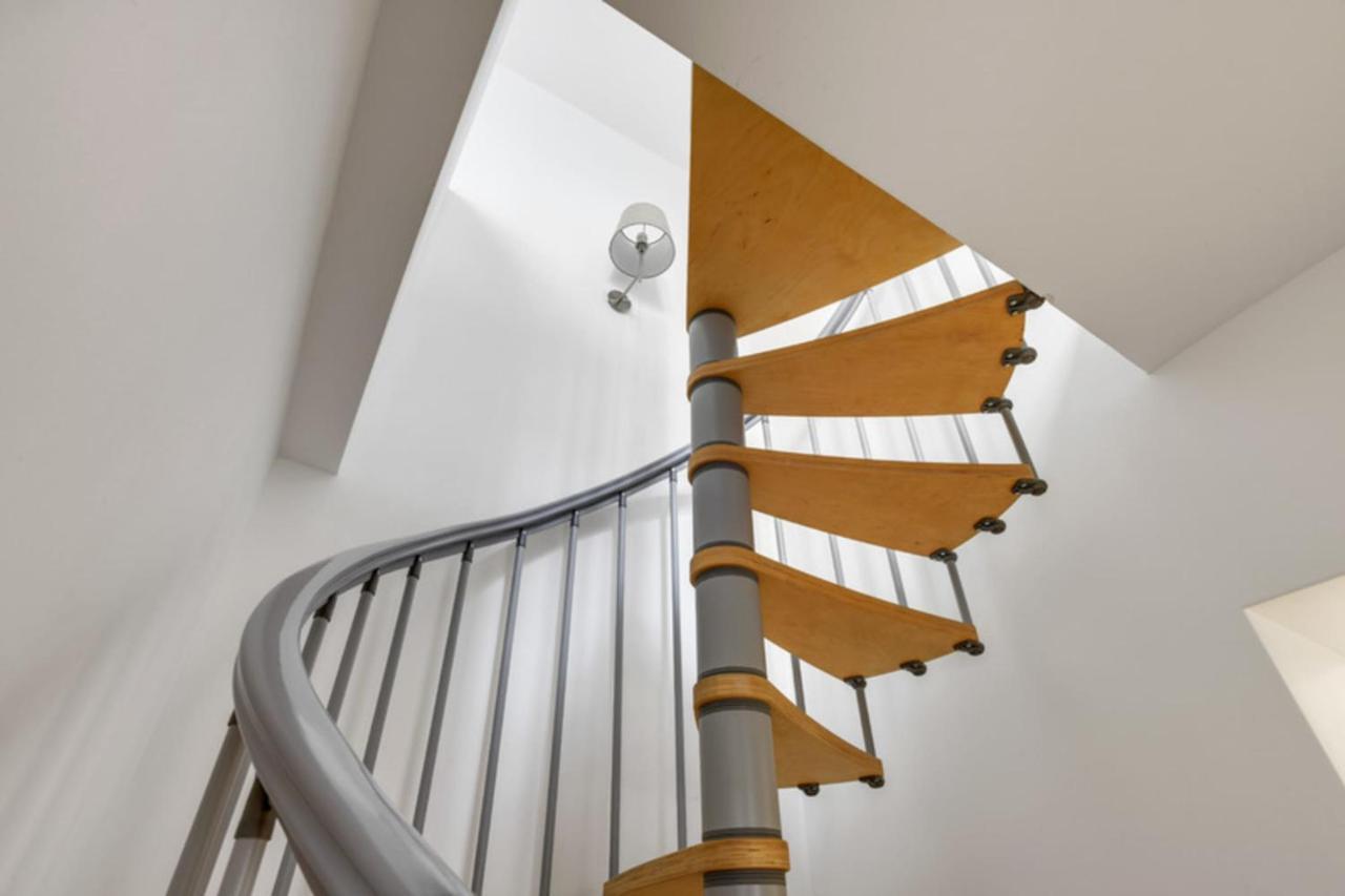 251 Foy - Superb In * Paris