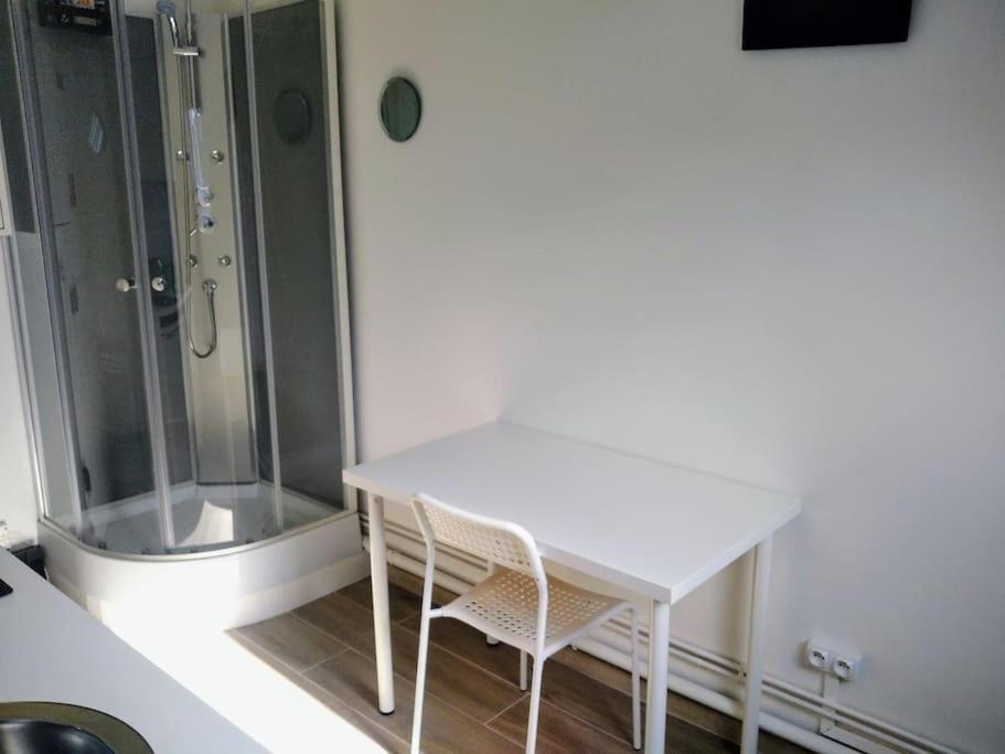 Mini Studio Au Pied De La Tour Eiffel - Completely Refurbished Speed Wifi, Check In 24h, Bed King Size 140x190, No Lift 6th Floor, Shared Toilets Apartment Paris