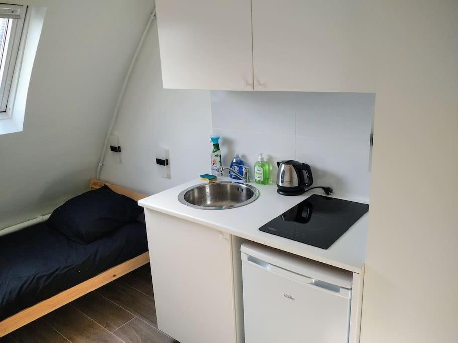 Apartment Mini Studio Au Pied De La Tour Eiffel - Completely Refurbished Speed Wifi, Check In 24h, Bed King Size 140x190, No Lift 6th Floor, Shared Toilets
