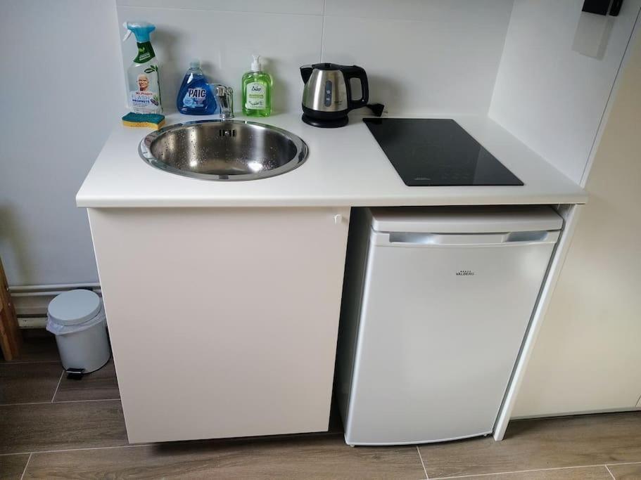 Mini Studio Au Pied De La Tour Eiffel - Completely Refurbished Speed Wifi, Check In 24h, Bed King Size 140x190, No Lift 6th Floor, Shared Toilets Apartment